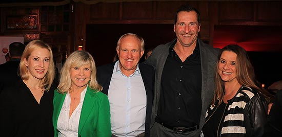 Marianne Hartl (2. v. l.)kam ohne Mann Michael, dafür mit Schwiegertochter Stefanie, neben ihr Journalist Conny Konzazack (Chefredakteur Top Magazin), Lars Riedel, Fedrah Sayegh (Herausgeberin Top Magazon) (©Foto: Martin Schmitz)